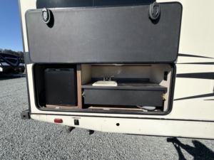 Gran Ahorro: Remolque de Viaje Moderno y Ligero de Aluminio Palominoo SolAire Ultra Lite de 35 pies para 4/5 Personas, Usado, Modelos 2016-2018, Disponible - Product Image 2