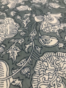 Tela de Algodón Estampada a Mano en Gris y Blanco |   Textil Indio Tradicional con Diseño Floral de Vid - Product Image 3