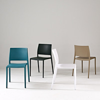 Chaise de salle à manger empilable en plastique, nouveau design moderne, en PP moulé, économique, pour restaurants, cafés et appartements, vente en gros