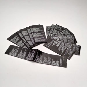 Matériau recyclé Ruban de satin noir Impressions blanches Étiquette principale de lavage de soin de haute qualité avec logo de marque Nom Étiquette de vêtement - Product Image 2