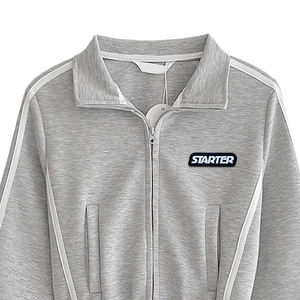 Gorro de Punto Acanalado Azul Vibrante con Diseño de Puño Doblado, Parche Deportivo Rectangular con Logotipo de PVC de Alfabeto/Flor, para Clima Frío - Product Image 6