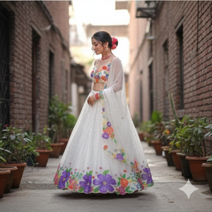 Ensemble floral peint à la main en soie blanche Lehenga Choli Bordure de chemisier brodée colorée pour les événements de fête Mehendi - Product Image 1