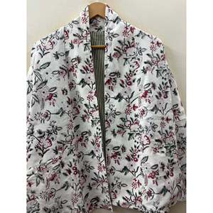 Veste en velours côtelé crème brodée à la main avec des motifs floraux bordeaux et vert forêt, collection Jardin des fleurs sauvages pour le printemps - Product Image 1