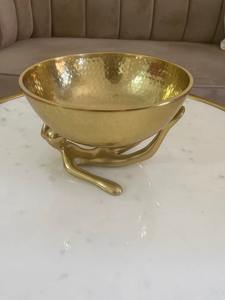 Tazón de dulces de chocolate metálico de latón que transforma los dulces ordinarios en una experiencia sensorial de elegancia, sabor y deleite. - Product Image 5