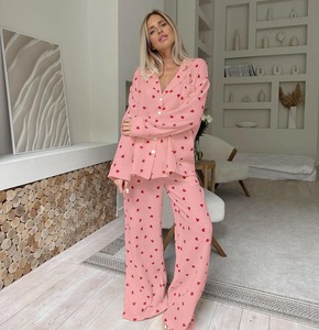 Venta caliente 100% Conjunto de pijamas de algodón para mujer Estampado de corazón clásico Manga larga Día de San Valentín Pijamas de algodón para mujer - Product Image 6