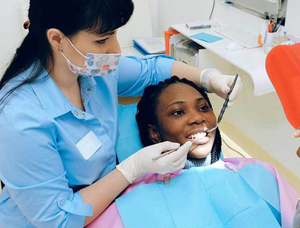 Bavaglini Dentali Monouso Impermeabili - Alta Qualità 1 Strato PE + 2 Strati Carta 33x45cm Colori Assortiti - Product Image 4