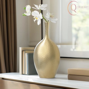 Vase décoratif en métal pour table avec motif artistique et aspect haut de gamme, parfait pour les objets de décoration, les tables consoles - Product Image 1