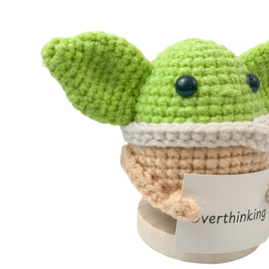 Peluche au crochet verte fabriquée à la main pour enfants cadeau et accent de salon - Product Image 3