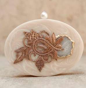 Couleur blanche de qualité supérieure avec poignée de couleur sac à main en résine pour femmes pochette avec poignée ronde dorée par l'exportateur indien au bas - Product Image 3