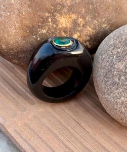 Bague de déclaration sculptée à la main en pierre précieuse d'onyx noir naturel avec cristal vert au centre bijoux en onyx - Product Image 1
