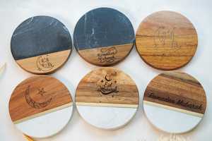 Ensemble de sous-verres en résine faits à la main de haute qualité | Sous-verres en pierre époxy personnalisés avec motifs floraux et scintillants | Verres de luxe pour cadeau - Product Image 3