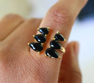 แหวนพลอยออนิกซ์ดำทำมือ ชุบทอง 14k บนทองเหลือง แหวนปรับขนาดได้สำหรับผู้หญิง - Product Image 1