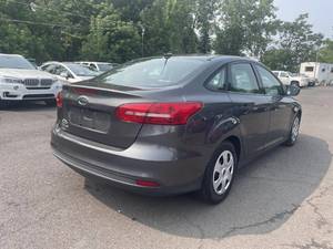 รถซีดาน Ford Focus S 4dr มือสองสะอาดและสภาพดี - Product Image 2