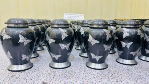 Urna Funeraria de Latón de Alta Calidad Estilo Americano con Diseños Personalizables, Capacidad de 220 Pulgadas Cúbicas, Acabado Negro Dorado - Product Image 4