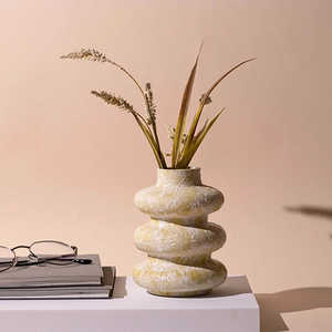 Jarrón de Cerámica Minimalista Beige de Tres Anillos, Hecho a Mano, Pequeño, de Porcelana, Decoración de Mesa para Interiores, Uso Doméstico, Moderno, de Bajo Mantenimiento - Product Image 3