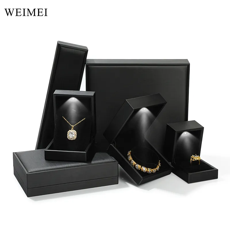 WEIMEI صندوق مجوهرات بإضاءة ليد سوداء بشعار مخصص صندوق لتغليف مجموعة أقراط وخاتم وقلادة صندوق مجوهرات بإضاءة ليد مخصص