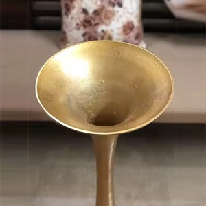 Jarrón de metal de cuello alto de diseño vintage con acabado dorado perfecto para arreglos florales clásicos y estilo interior - Product Image 4