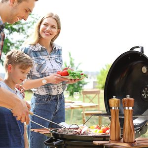 Bandeja de madera de Acacia para Molino de sal y pimienta, soporte de molino de pimienta, bandeja de madera Premium con armarios redondos - Product Image 3