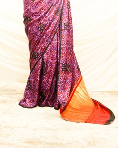 Sari en organza de soie de marque UDDUP avec imprimé numérique Lahariya pour les occasions festives, cadeau de Deepawali, fabriqué à la main en Inde, unisexe - Product Image 2