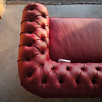 Rotes PU-Leder Chesterfield Sofa 3-Sitzer Gepolstertes Sofa mit Rollarmlehnen für Hotel Lounge Bar Club Möbelset