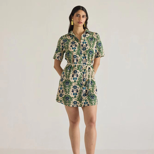 Mini vestido Breezy Refined Relaxed Fit con estampado azul vibrante y verde borlas de cintura natural teñidas lisas - Product Image 1