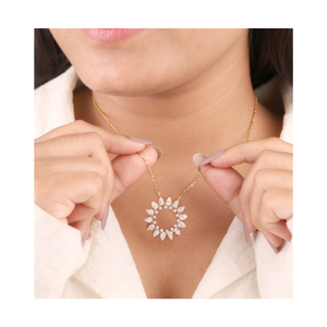 Collier élégant pour femme avec pendentif rond et pierres scintillantes, bijoux modernes au meilleur prix - Product Image 5