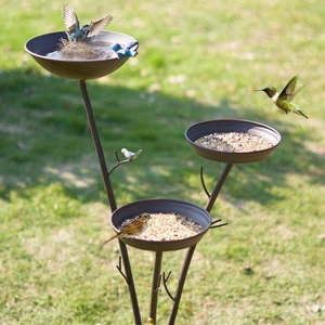 Atractiva casa colgante de metal para pájaros al aire libre con un revestimiento galvanizado resistente a la intemperie para jardín - Product Image 3