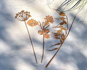 Estacas de metal con diseño floral para jardín, perfectas para guiar el diseño del jardín con motivos florales distribuidos en espacios exteriores. - Product Image 3