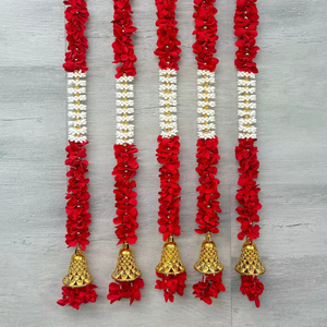 Guirlande de fleurs artificielles rouges et blanches de luxe | Décor indien Pooja Mandir fait à la main | Toile de fond de mariage et décoration de festival - Product Image 1