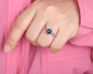 Anillo de compromiso de Alejandrita con corte de cojín de Plata de Ley 925, anillo de boda de oro blanco de naturaleza única - Product Image 3