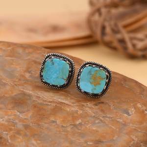 Boucles d'oreilles clous de luxe faites à la main en turquoise Kingman sertie clos, en argent sterling plaqué or 18 carats, bijoux du sud-ouest, cadeau pour fête - Product Image 4