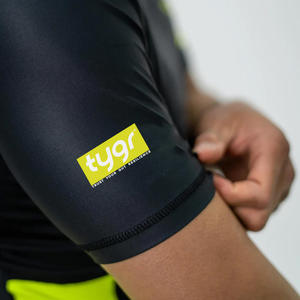 Rash Guard pour hommes rationalisé conçu avec un profil hydrodynamique Construction sans couture Technologie à séchage rapide pour la compétition - Product Image 6