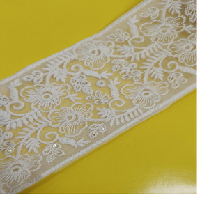Conception de fleurs sur mesure, rubans et lacets brodés à la machine dans divers modèles et couleurs blanches pour robes de mariée - Product Image 1