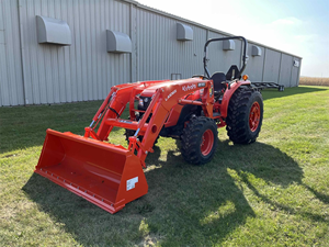 Chargeur de tracteur Kubota avec godet frontal, moteur diesel rouge, type à roues - Product Image 4