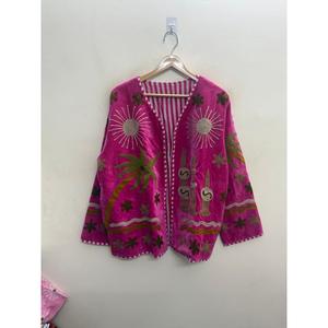 Vestes Suzani en velours brodé réversible, épaisses, à épaules tombantes, pour l'hiver - Manteau rose magenta par Marusthali Sun - Product Image 6