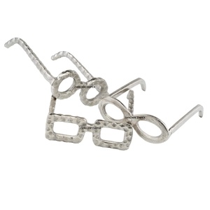 Sculpture moderne en aluminium argenté à motif géométrique vertical, faite à la main, pour présentation sur table dans le salon. - Product Image 3