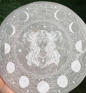 Placa de carga de cristal de selenita grabada Triple diosa al por mayor herramienta esencial para practicante de Reiki decoración del hogar - Product Image 5