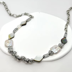 Collier Vintage Minimaliste avec Perle Naturelle et Chaîne de Perles en Acier Inoxydable Argenté avec Cristal et Strass - Product Image 1