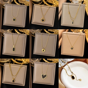 Collier en acier inoxydable pour femmes, pendentif carré en forme de cœur en coquille noire, bijoux de mode, collier pour la vente en gros. - Product Image 2