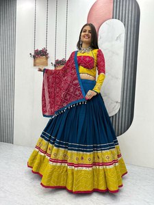 Soyez la quintessence de la finesse ethnique dans ce luxueux lehenga choli fait avec de la soie de coton scintillante style pour les mariages/puja - Product Image 6