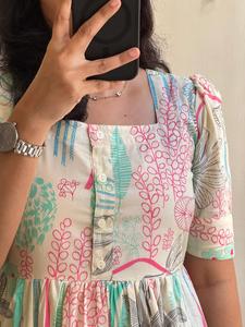 Vestido Maxi bohemio de verano con estampado floral Inspirado en tribales Diseño de varios niveles Mangas femeninas Empire Waistflow Glow Maxi Dress - Product Image 3