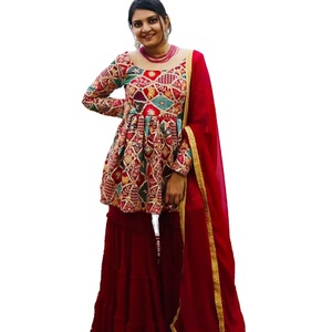 Traje Sarara de trabajo de secuencia de bordado de espejo Georgette pesado de último diseñador - Product Image 1