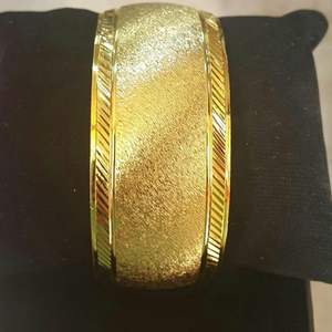 Elegantes brazaletes elegantes con acabado de latón para mujer de alta calidad personalizados para todas las ocasiones Venta caliente regalo de Navidad - Product Image 4