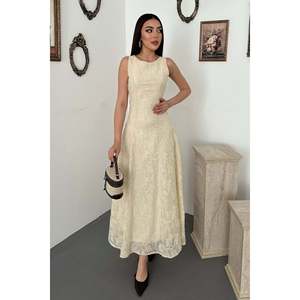 Robe longue blanc cassé avec détail en forme de coupelle. - Ecru - Product Image 1