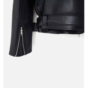 Chaqueta Varsity Reversible de Piel de Oveja con Flecos para Mujer - Forro de Satén Suave y Spandex Negro, Logotipo Personalizado, Estilo Otoñal - Product Image 3