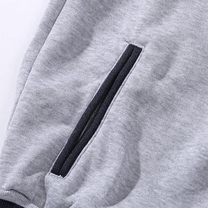 Véritable photo fabriquée au Pakistan Matériau OEM Nouveau design Top Bomber Jacket Varsity Jacket Jet Black Shine avec broderie Logo personnalisé - Product Image 4