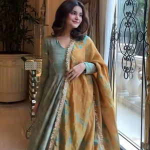 Robe de soirée traditionnelle Anarkali de créateur longue avec Dupatta entièrement cousue de haute qualité pour les fêtes à des prix abordables - Product Image 1