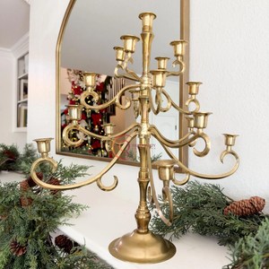 เชิงเทียนโลหะสีทองบนโต๊ะดีไซน์หรูหราทำด้วยมือไม่เหมือนใครสำหรับตกแต่งบ้าน - Product Image 3