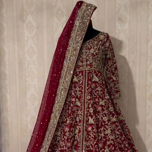 2025 @ Superbe robe de mariée rouge Anarkali, Lehenga & Dupatta avec perles Dabka embellies Stone Zari Embroidery Work - Product Image 1