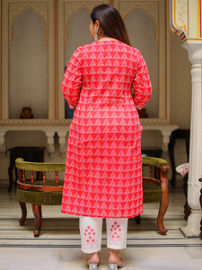 Ensemble Kurta droit à imprimé géométrique rouge pour femmes, col rond brodé et manches trois quarts, pantalon floral et dupatta assortis - Product Image 4